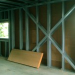 Vue de l'intérieur de la zeHouse avec les murs-isolants installés. L'espace entre les linteaux est rempli d'isolant.