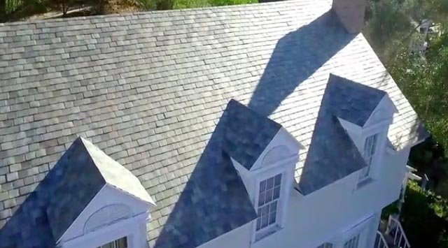 Mise à jour pour les bardeaux solaires “Solar Roof” de Tesla: beaucoup d’engouement médiatique… mais quoi de neuf réellement?